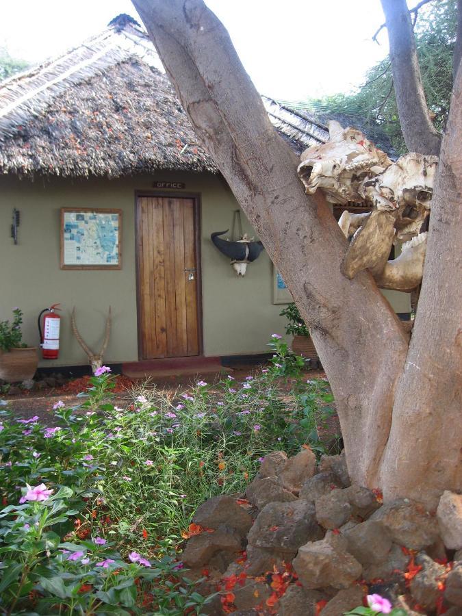 Severin Safari Camp Tsavo West Nationaal Park Buitenkant foto